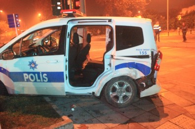 'Dur' İhtarına Uymayan Sürücü Polisin Kaza Yapmasına Neden Oldu Açıklaması 2 Yaralı