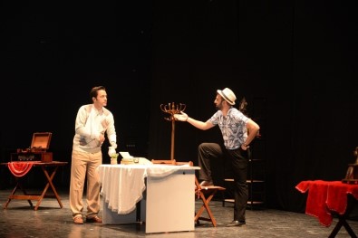 'Enayi' Adlı Oyun Tiyatro Severlerle Buluştu