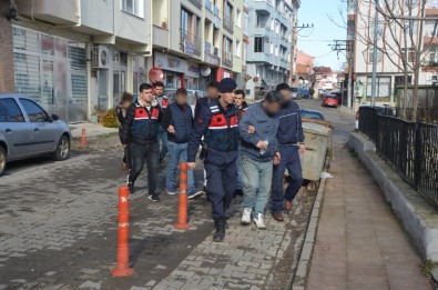 Kamyonetin İçine 26 Kaçak Sığdırdılar Açıklaması 5 Tutuklama