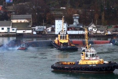 Kırım'da Su Almaya Başlayan Rus Denizaltısı Kontrollü Batırılıyor