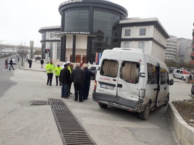 Kırmızı Işıktan Bekleyen Minibüse Arkadan Tır Çarptı; 2 Yaralı