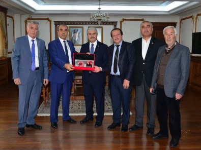 Kırşehir Anadolu Şehit Aileleri Derneği Yöneti Vali Akın'ı Ziyaret Etti