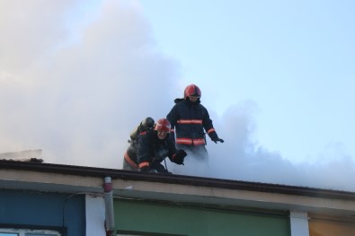 Okulun Çatısı Alev Alev Yandı Öğrenciler Panik Yaşadı