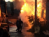 YAKIT DEPOSU - Sakarya'da Çıkan Yangın 3 Saatte Kontrol Altına Alındı