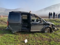 TİCARİ ARAÇ - Takla Atarak Tarlaya Uçan Araçtan 3 Kişi Sağ Çıktı