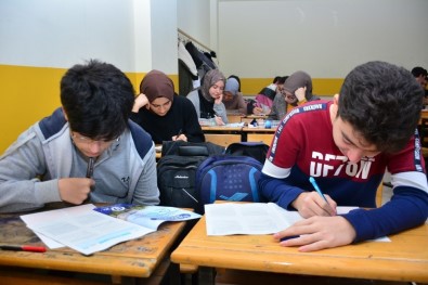 Torbalı'da Bin 500 Öğrenci Deneme Sınavına Katıldı