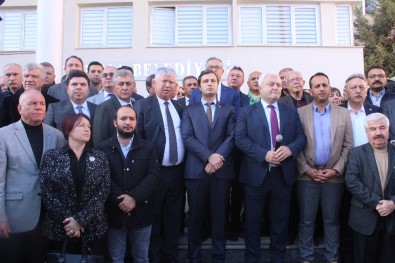 CHP'li Yöneticilerden Urla Belediyesi Önünde Açıklama