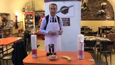 'Duvara Bantladığı Ciğeri' Sokak Hayvanları Yararına Satışa Çıkardı