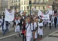 KEMER SIKMA - Fransa'da Doktorlar Sokağa İndi
