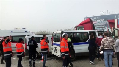 Manisa'da Diyaliz Hastalarını Taşıyan Minibüs, Hafif Ticari Araçla Çarpıştı Açıklaması 8 Yaralı