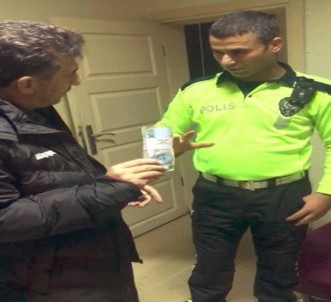 Polis Yerde Bulduğu 10 Bin TL'yi Yaka Kamerası Sayesinde Sahibine Ulaştırdı