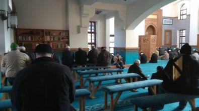 Üsküdar'da Kiliseye Benzetilen Camide Sabit Oturaklar Kaldırıldı
