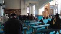 MUHARREM KıLıÇ - Üsküdar'da Kiliseye Benzetilen Camide Sabit Oturaklar Kaldırıldı