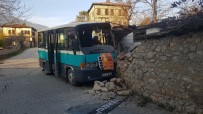 YOLCU MİNİBÜSÜ - Yolcu Minibüsü Duvara Çarptı Açıklaması 2 Yaralı