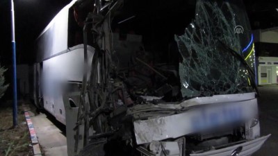 Afyonkarahisar'da Yolcu Otobüsü İle Kamyon Çarpıştı Açıklaması 10 Yaralı