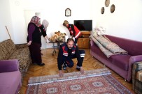 EVDE TEK BAŞINA - Aksaray Belediyesi Yaşlıların Evlerini Temizliyor