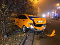 Başkent'te Taksi Şoförü, İlk İş Gününde Kazaya Karıştı Açıklaması 2 Yaralı