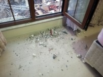 GECEKONDU - Depremde Hasar Gören Binayı Yıkan Kepçe, Sağlam Binaya Da Zarar Verdi