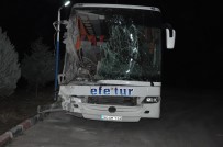 TUR OTOBÜSÜ - Dinar İlçesi Yakınlarında Otobüs Kamyona Arkadan Çarptı Açıklaması 10 Yaralı