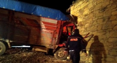Duvara Çarpan Kamyonda Sıkışan 2 Kişi Yaralandı
