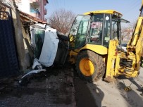 AKOLUK - Freni Boşalan Kepçe Park Halindeki Otomobillere Çarptı Açıklaması 2 Yaralı