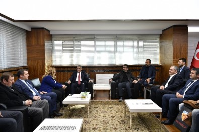 İstikbal Mobilya Kayserispor Başkanı Berna Gözbaşı Ve Yönetim Kurulu Üyeleri Başkan Büyükkılıç'ı Ziyaret Etti