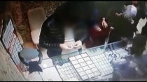 KEMERALTı - İzmir'de Kuyumcudan Hırsızlık Anı Güvenlik Kamerasında