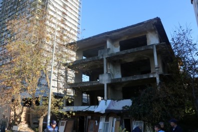 Kartal'da Çevreyi Tehdit Eden Metruk Yapıların Yıkımına Devam Ediliyor