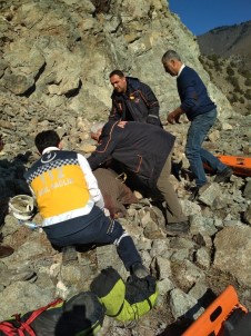 Kayalıklardan Düşen Çoban Hayatını Kaybetti