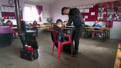 Köy Okullarını Gezip Öğrencileri Tıraş Ediyor