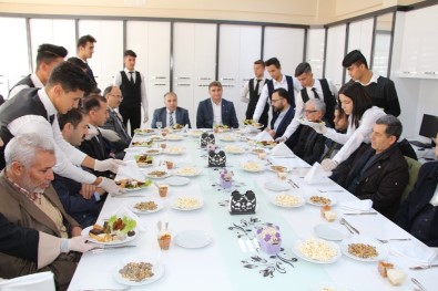 Kula'da Turizm Öğrencileri Hünerlerini Sergiledi