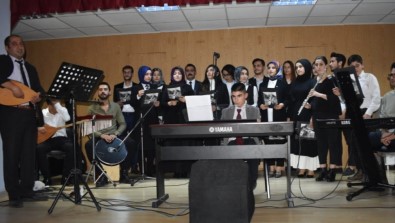 Öğretmen Ve Öğrencilerden Türk Halk Müziği Konseri