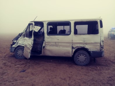 Öğretmenleri Taşıyan Minibüs Kamyonla Çarpıştı Açıklaması 13 Yaralı