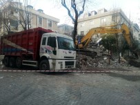 GECEKONDU - (Özel) Depremde Hasar Gören Binayı Yıkan Kepçe, Sağlam Binaya Da Zarar Verdi