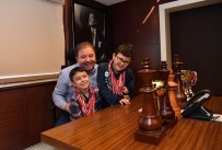 İBRAHIM YALÇıN - Satranç Şampiyonları Başkan Ali Kılıç'ı Ziyaret Etti