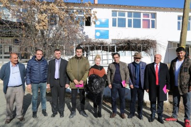 Tunceli'de 150 Öğrenciye Mont Ve Bot Hediye Edildi
