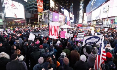 ABD'liler Trump'ın Azli İçin Times Meydanı'nda Toplandı