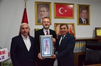 EL EMEĞİ GÖZ NURU - Başkan Arif Teke,  Ceyhun'a Şehit Sancaktar Anıtı'nın El Yapımı Tablosunu Hediye Etti