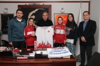 BADMINTON - Belediye Başkanı Çetin Bozkurt'a Milli Takım Forması