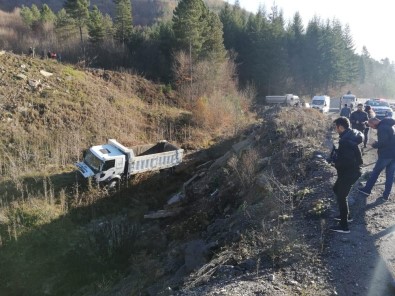 Belediyeye Ait Kamyon Şarampole Yuvarlandı Açıklaması 1 Yaralı