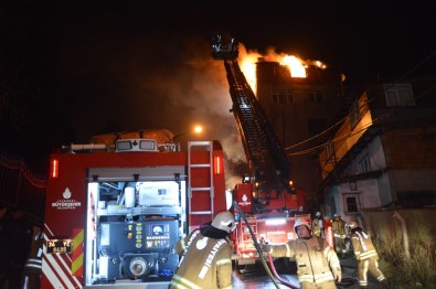 Beyoğlu'nda İki Binanın En Üst Katları Alev Alev Yanarak Kül Oldu