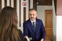 BURSA BÜYÜKŞEHİR BELEDİYESİ - Bursa'da Çok Okuyan Çok Yol Alıyor