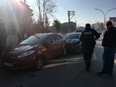 Direksiyon Başında Rahatsızlanan Sürücü Park Halindeki Araçlara Çarptı Açıklaması 1 Yaralı