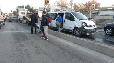 Engelli Çocukları Taşıyan Servis Minibüsü İle Otomobil Çarpıştı Açıklaması 5 Yaralı