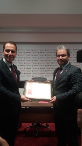 Fatih Erbakan'dan Yeniden Refah Partisi Yozgat İl Başkanlığına Teşekkür Plaketi