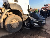 HAFRİYAT KAMYONU - Kamyon İle Otomobil Çarpıştı Açıklaması 1 Yaralı
