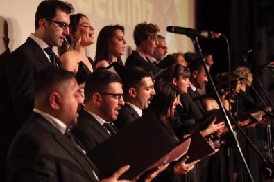 Kartal Belediyesi Personeli Türkülerini Sevgi İçin Söyledi