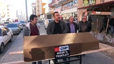 Niğde'de CHP İl Yönetimini 'Tabutlu' Protesto