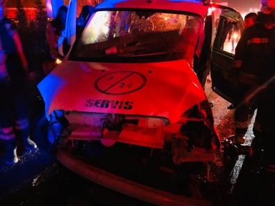 Otobüs İle Hafif Ticari Araç Çarpıştı Açıklaması 2 Ölü