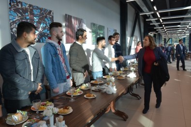 Rektör Çakar Sık Sık Öğrencilerle Bir Arada